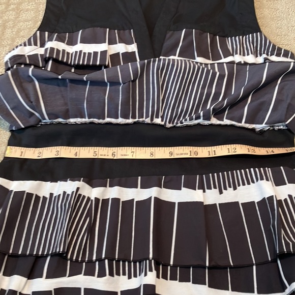 đź’•Super cute BCBG Maxazria sleeveless black dress w/black&white ruffles & V neck - Picture 9 of 12